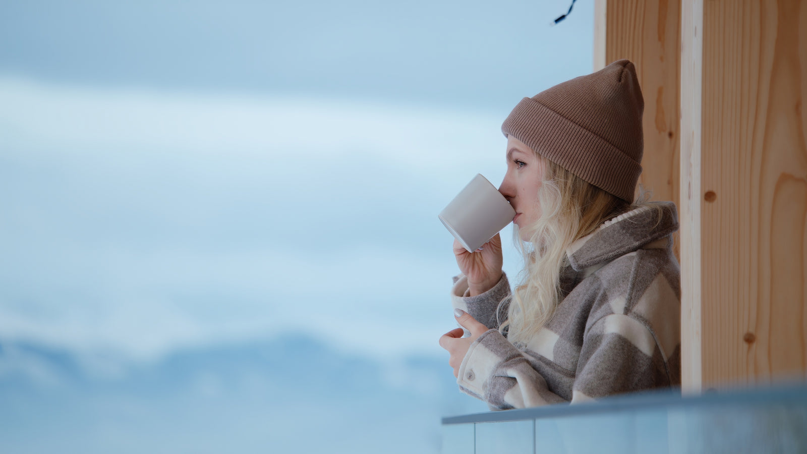 Frau trinkt tee winter