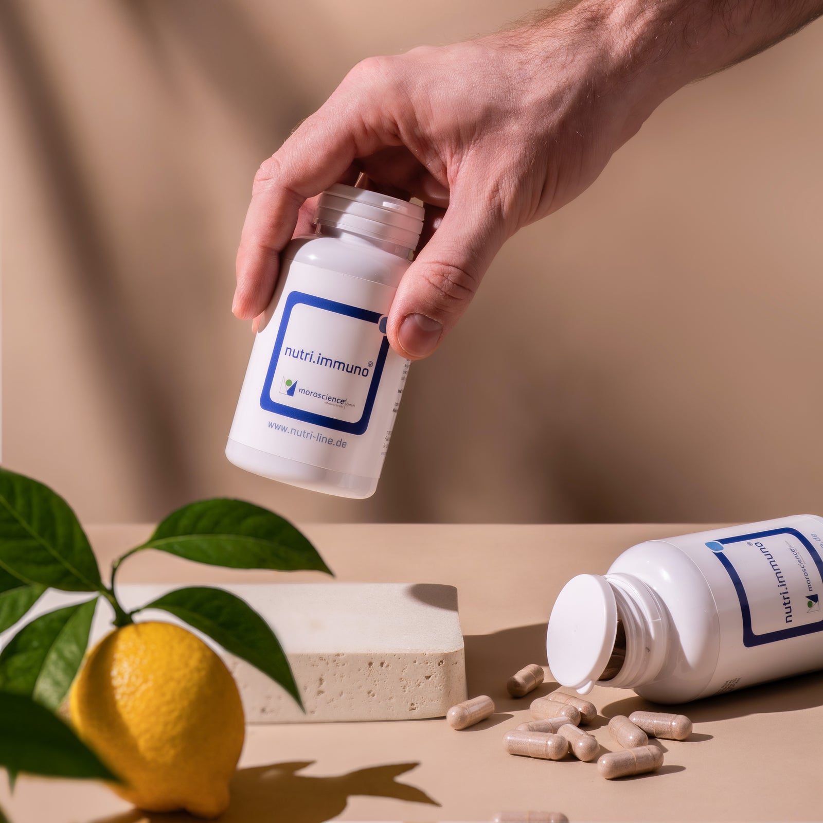 Model hält nutri immuno nahrungsergänzung erdton